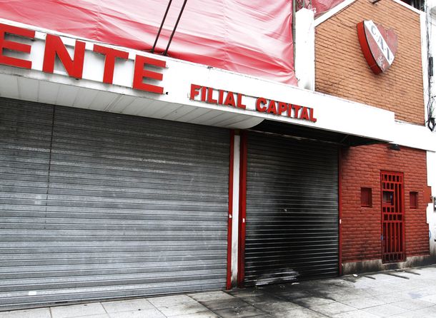 Incendiaron y robaron dos sedes del club Independiente