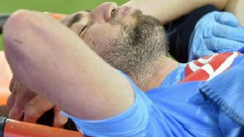 alarma para sabella: higuain salio en camilla por un fuerte golpe en italia alarma para sabella: higuain salio en camilla por un fuerte golpe en italia