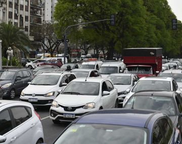 Tránsito intenso en los accesos a la Ciudad de Buenos Aires. 