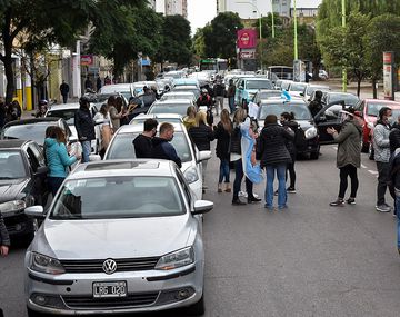 Bah&iacute;a Blanca: comerciantes protestan en el centro mientras adolescentes rompen el aislamiento social para jugar al f&uacute;tbol