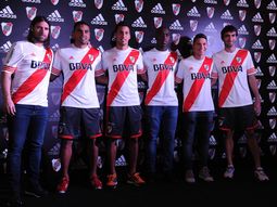 river presento su nueva camiseta en el monumental river presento su nueva camiseta en el monumental