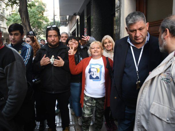 Apoyo a Cristina Kirchner: continúa la vigilia en Recoleta y seguirá hasta el lunes