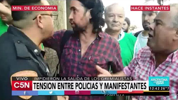 VIDEO: Tensión entre policías y sindicalistas en la puerta de Hacienda