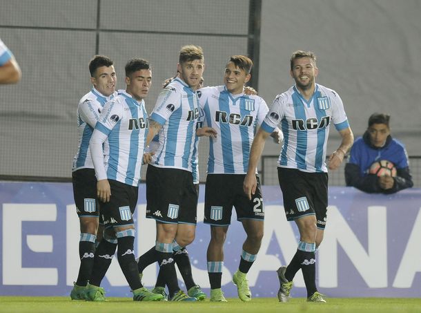 Racing festeja en Avellaneda ante Independiente de Medellín