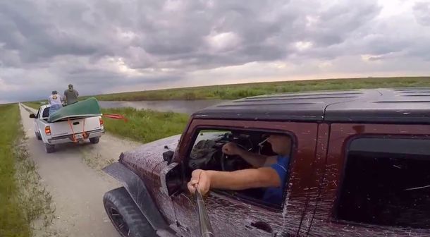 Insólito: usó el palito de la selfie para filmar su propio choque