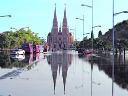 alarma en la basilica por la fuerte crecida del rio lujan alarma en la basilica por la fuerte crecida del rio lujan