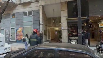 incendio en un edificio del microcentro porteno: evacuaron a 45 personas incendio en un edificio del microcentro porteno: evacuaron a 45 personas