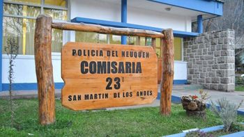 fue hacer un tramite a la comisaria, se olvido la billetera y un policia se la robo fue hacer un tramite a la comisaria, se olvido la billetera y un policia se la robo
