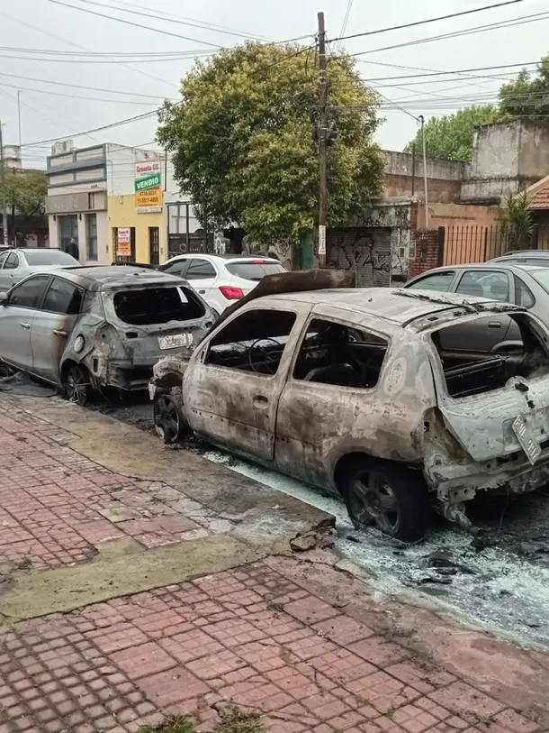 Más vehículos incendiados