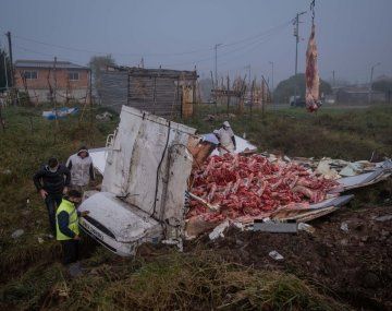 Mar del Plata: volcó un camión frigorífico y su carga quedó en la ruta