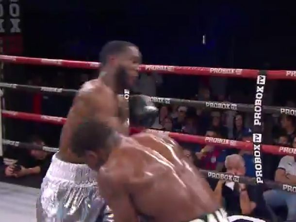 La doble caída que estremeció al boxeo y quedó entre las escenas más impactantes del año