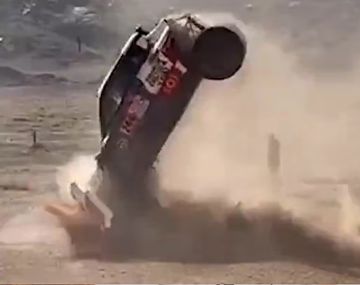 Impactante vuelco en el Dakar: un equipo