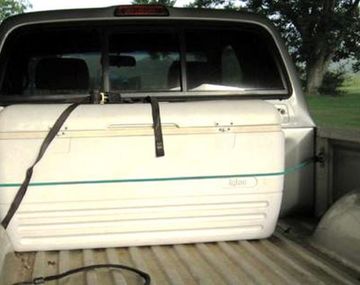 Ayudaba en una mudanza, se cayó de la camioneta y murió