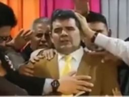 VIDEO: Se desplomó el escenario en el que evangelistas bendecían a Alfredo Olmedo