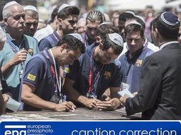 lionel messi visito el muro de los lamentos lionel messi visito el muro de los lamentos