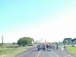 Camionero esquivó un piquete, le tiraron una cubierta y casi ocurre una masacre