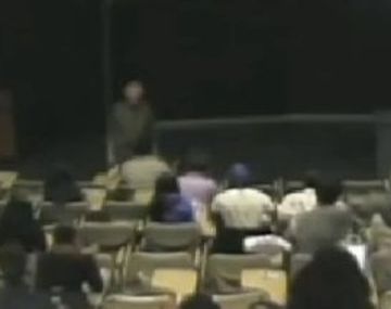 Un estudiante se queda dormido en clase y tiene una pesadilla