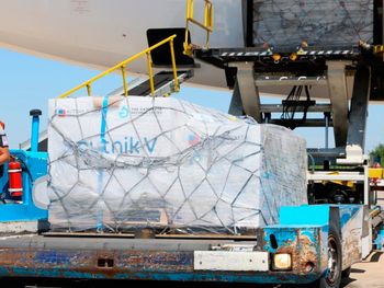 Bolivia recibe sus primeras dosis de la Sputnik V: llegarán en el avión de Aerolíneas Argentinas