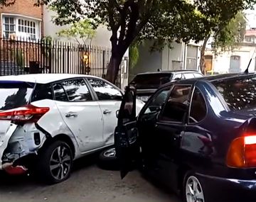 Un conductor se quedó dormido y chocó dos autos estacionados en Flores
