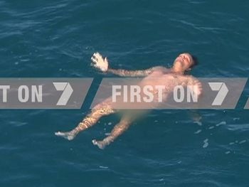 Rescatan a un hombre que flotaba en el mar rodeado de tiburones