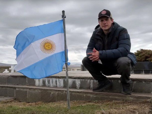 Video: el emotivo gesto de un youtuber colombiano en las Islas Malvinas