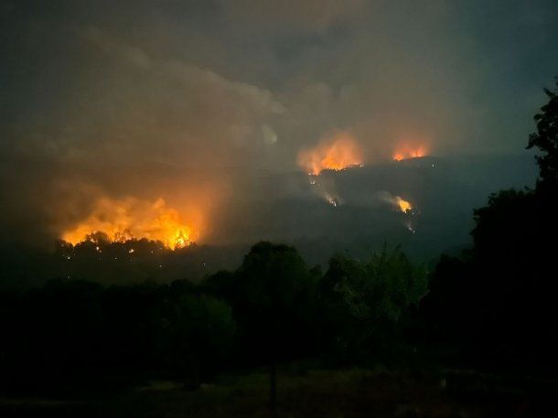 Incendios en El Bolsón: entre llantos y gritos, vecinos celebraron la llegada de la lluvia