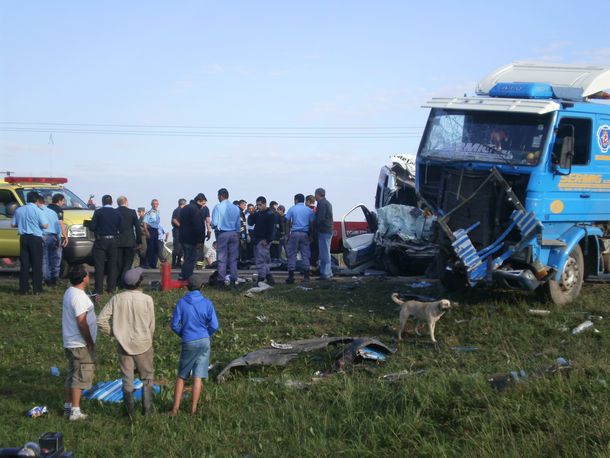 Accidente fatal en Chaco entre un minibus y un camión: 6 muertos