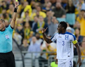 El árbitro misionero amonesta al capitán hondureño