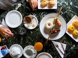 La cafetería que emerge entre las paredes y el jardín secreto de una residencia histórica
