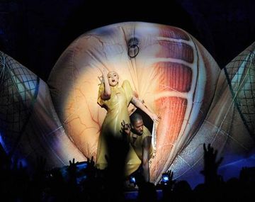 Lady Gaga salió de una vagina inflable en uno de sus conciertos