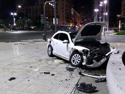 Uno de los autos terminó chocando contra una fuente