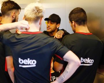Neymar estuvo en el entrenamiento del Barcelona