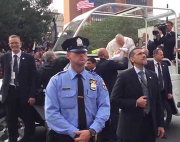 Imperdible: la carcajada de Francisco al ver a una nena vestida como Papa