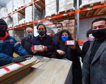 Cafiero recibió junto a Vizzotti las primeras vacunas de Sputnik V de producción local: Es un orgullo