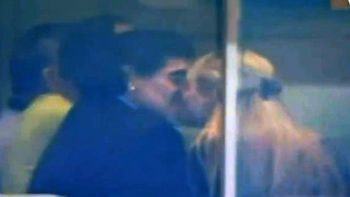maradona, a los besos en publico con su nueva pareja maradona, a los besos en publico con su nueva pareja