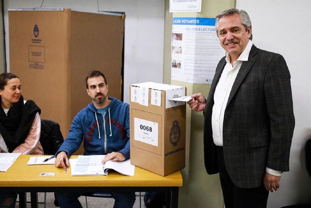 Alberto Fernández votó y volvió a cuestionar a Smartmatic