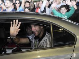 medalla en mano, del potro llego al pais y fue recibido como un heroe medalla en mano, del potro llego al pais y fue recibido como un heroe