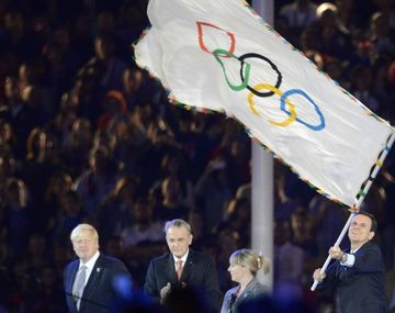 Eduardo Paes, alcalde de Río de Janeiro, recibió la bandera olímpica