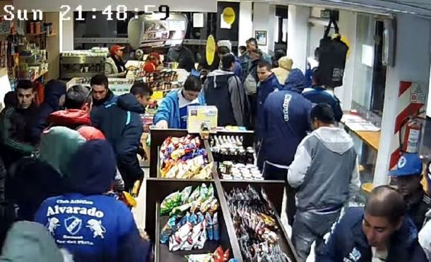 VIDEO: así saquearon 30 barras un minimercado de una estación de servicio