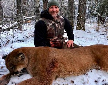 VIDEO: Un conductor de TV mató a un puma y mostró cómo lo cocinó