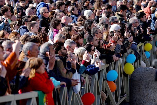 Una multitud junto al Papa León XIV en el Vaticano (Redes Sociales) Una multitud junto al Papa León XIV en el Vaticano (Redes Sociales)