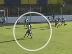 El jugador de Dock Sud le pegó desde atrás a su colega de Laferrere, por la Primera C. El jugador de Dock Sud le pegó desde atrás a su colega de Laferrere, por la Primera C.