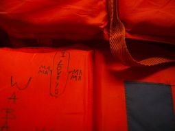 refugiados escriben mensajes y numeros de contacto en chalecos salvavidas por si mueren refugiados escriben mensajes y numeros de contacto en chalecos salvavidas por si mueren