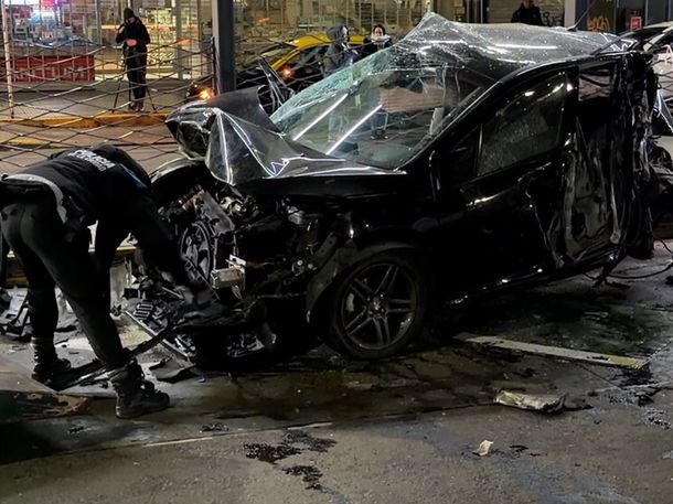 El auto quedó totalmente aplastado.