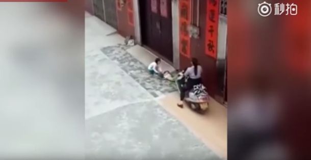 La abuela atropelló a su nieta para que entrara a su casa