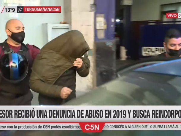 Escrachan a un profesor denunciado por abuso sexual que quería reincorporarse