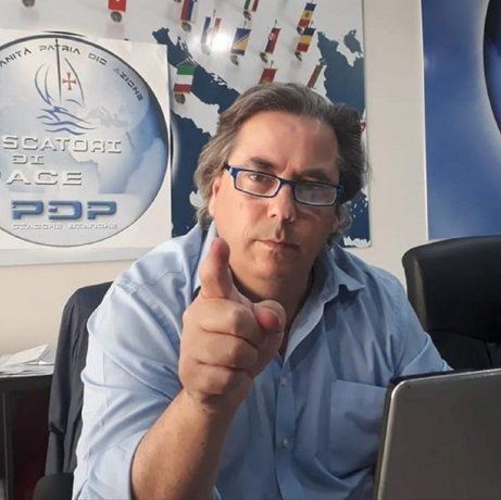 Líder antivacunas está internado por Covid-19 y ahora llama a vacunarse