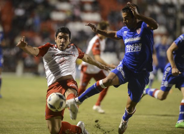 Unión goleó a Argentinos y lo complicó con el descenso