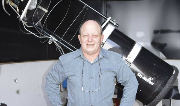 Buso frente al telescopio con el que pudo registrar la explosión que originó una supernova