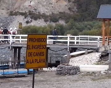 Momento en que los prefectos trasladan el cuerpo.